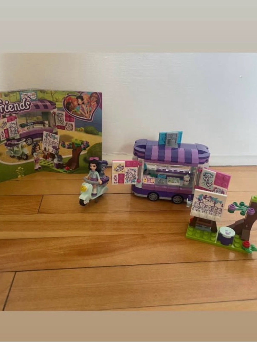 Lego friends Emma’s art stand